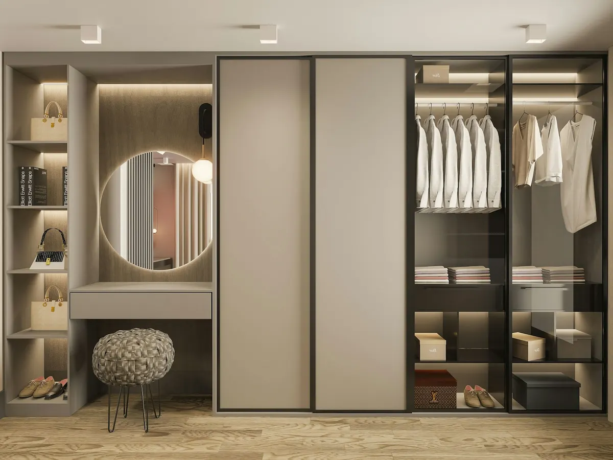 Garderobe med skyvedører, belyste hyller og speil